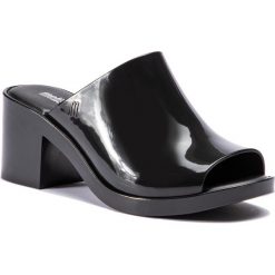 Klapki MELISSA - Mule II Ad 32421 Black 01003. Czarne klapki damskie Melissa, bez wzorów, z tworzywa sztucznego, bez obcasa, na obcasie. W wyprzedaży za 249,00 zł.