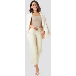 NA-KD Trend Spodnie z surowym wykończeniem - Beige. Brązowe spodnie damskie marki NA-KD Trend, z jeansu. Za 202,95 zł.