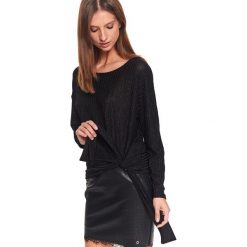 Bluzka z wiązaniem. Czarne bluzki damskie Top Secret, bez wzorów, z tkaniny, eleganckie, bez kołnierzyka, z długim rękawem. W wyprzedaży za 39,99 zł.