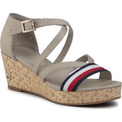 Sandały TOMMY HILFIGER - Corporate Detail Mid Wedge FW0FW04616 Stone AEP. Szare klapki damskie TOMMY HILFIGER, bez wzorów, ze skóry ekologicznej, bez obcasa, na obcasie. W wyprzedaży za 249,00 zł.