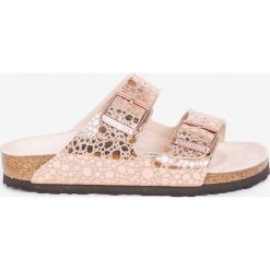 Birkenstock - Klapki Arizona Bs. Brązowe klapki damskie Birkenstock, bez wzorów, ze skóry, bez obcasa, na obcasie. W wyprzedaży za 219,90 zł.