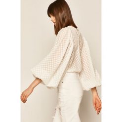 Medicine - Bluzka Boho Breeze. Białe bluzki damskie MEDICINE, uniwersalny, bez wzorów, z poliesteru, boho, z okrągłym kołnierzem, z długim rękawem. Za 119,90 zł.