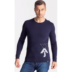 Granatowy longsleeve męski z nadrukiem - Granatowy. Niebieskie bluzy męskie Armani Jeans, s, z nadrukiem, z bawełny, z okrągłym kołnierzem, bez rękawów, bez kaptura. Za 199,60 zł.