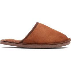 Brązowe Kapcie Snuggery. Brązowe kapcie męskie marki Kitz-pichler, Magicfelt & Stegmann, z materiału. Za 29,99 zł.