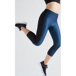 Legginsy 7/8 fitness kardio damskie 120 niebieskie z nadrukiem. Niebieskie legginsy sportowe damskie DOMYOS, s, z nadrukiem, z elastanu, na fitness i siłownię. Za 59,99 zł.
