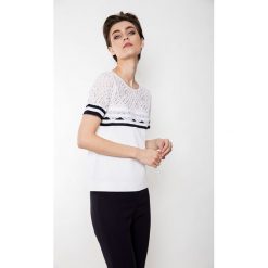 Sweter w kolorze białym. Białe swetry damskie marki Deni Cler, bez wzorów, z denimu, bez rękawów, bez kaptura. W wyprzedaży za 639,95 zł.