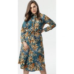 Zielona Sukienka Garcia. Zielone sukienki damskie Born2be, xl, z nadrukiem, z tkaniny, eleganckie, z wykładanym kołnierzem, z długim rękawem, długie, midi, rozkloszowane. Za 79,99 zł.