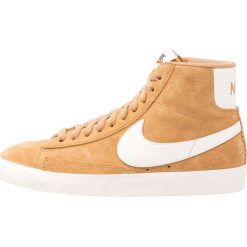 Nike Sportswear BLAZER MID VNTG SUEDE Sneakersy wysokie elemental gold/sail/black. Czarne trampki i tenisówki damskie Nike Sportswear, bez wzorów, ze skóry, bez zapięcia. Za 419,00 zł.