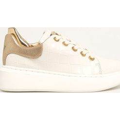 Guess Jeans - Buty. Białe buty sportowe damskie Guess Jeans, z aplikacjami, z jeansu, sportowe. W wyprzedaży za 399,90 zł.