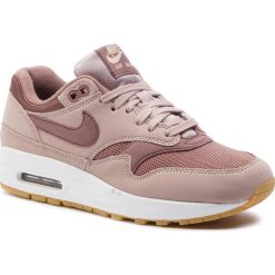Buty NIKE - Air Max 1 319986 204 Diffused Taupe/Smokey Mauve. Różowe buty sportowe damskie Nike, na co dzień, bez wzorów, z tworzywa sztucznego, bez obcasa, na płaskiej podeszwie, bez zapięcia. Za 569,00 zł.