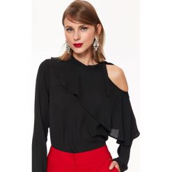 BLUZKA Z ASYMETRYCZNĄ FALBANĄ ODKRYWAJĄCA RAMIĘ. Czarne bluzki damskie marki Top Secret, eleganckie, ze stójką, z długim rękawem. W wyprzedaży za 39,99 zł.