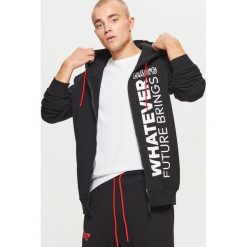 Bluza z napisami z kolekcji WHATEVER - Czarny. Czarne bluzy męskie rozpinane marki Cropp, s, z napisami. Za 139,99 zł.
