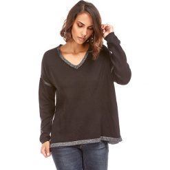 Sweter w kolorze czarnym. Czarne swetry damskie L'étoile du cachemire, bez wzorów, z kaszmiru, klasyczne, bez rękawów, bez kaptura. W wyprzedaży za 129,95 zł.