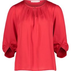 Bluzka w kolorze czerwonym. Czerwone bluzki damskie Betty & Co, bez wzorów, z okrągłym kołnierzem, bez rękawów. W wyprzedaży za 109,95 zł.