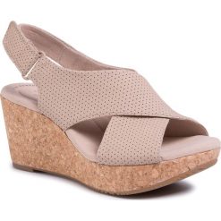 Sandały CLARKS - Annadel Parker 261505654 Sand Suede. Brązowe klapki damskie Clarks, bez wzorów, ze skóry, bez obcasa, na obcasie. Za 339,00 zł.