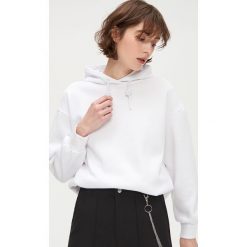 Bluza basic z kapturem - Biały. Białe bluzy damskie Cropp, s, bez wzorów, bez rękawów, z kapturem. Za 79,99 zł.