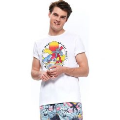 T-shirt z nadrukiem. Białe t-shirty męskie Top Secret, na lato, m, z nadrukiem, z bawełny, bez kołnierzyka, krótkie. W wyprzedaży za 19,99 zł.