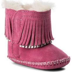 Buty UGG - I Branyon Fringe 1018999I Inf/Pamt. Różowe śniegowce dziewczęce marki Ugg, bez zapięcia. W wyprzedaży za 209,00 zł.