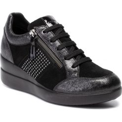 Sneakersy GEOX - D Stradust D D9430D 0226P C9999 Black 001. Czarne półbuty damskie Geox, bez wzorów, z zamszu, bez obcasa, na koturnie, bez zapięcia. W wyprzedaży za 289,00 zł.