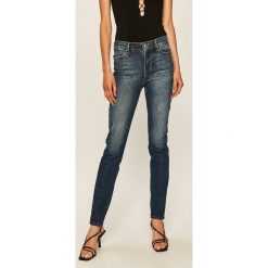 Guess Jeans - Jeansy. Niebieskie rurki damskie Guess Jeans, z aplikacjami, z elastanu. W wyprzedaży za 269,90 zł.