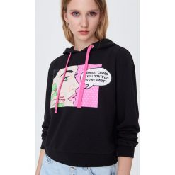 Bluza z kolorowym nadrukiem -. Bluzy damskie Sinsay, s, z nadrukiem, bez rękawów, bez kaptura. W wyprzedaży za 19,99 zł.