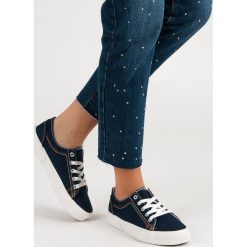 GRANATOWE TENISÓWKI. Niebieskie trampki i tenisówki damskie marki KYLIE, bez wzorów, bez zapięcia. Za 76,90 zł.
