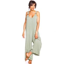 Kombinezon "Stef" w kolorze khaki. Brązowe kombinezony damskie Glamour Paris, s, bez wzorów, bez kołnierzyka, bez rękawów. W wyprzedaży za 131,95 zł.
