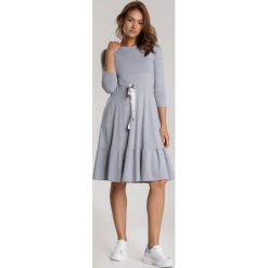 Jasnoszara Sukienka Echirose. Szare sukienki damskie Renee, na lato, xl, bez wzorów, bez kołnierzyka, bez rękawów. Za 89,99 zł.