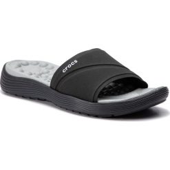 Klapki CROCS - Reviva Slide W 205474 Black/Black. Czarne klapki damskie Crocs, bez wzorów, z tworzywa sztucznego, bez obcasa. W wyprzedaży za 149,00 zł.