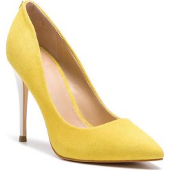 Szpilki GUESS - Okley FL6OKL SUE08 YELLOW. Żółte półbuty damskie Guess, z aplikacjami, z zamszu, bez obcasa, na obcasie, bez zapięcia. W wyprzedaży za 359,00 zł.