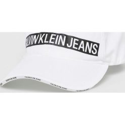 Calvin Klein Jeans - Czapka. Białe czapki męskie Calvin Klein Jeans, bez wzorów, z bawełny. W wyprzedaży za 99,90 zł.