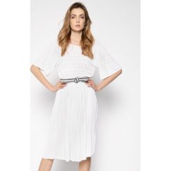 Sukienka dzianinowa Elisabetta Franchi AM-28N-92E2-V449. Białe sukienki damskie Elisabetta Franchi, bez wzorów, z elastanu, bez kołnierzyka, bez rękawów. W wyprzedaży za 1019,00 zł.