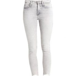True Religion HALLE Jeans Skinny Fit grey denim. Szare jeansy damskie marki True Religion, bez wzorów, z elastanu. W wyprzedaży za 607,20 zł.