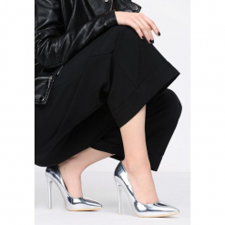 Srebrne Szpilki Style. Szare szpilki Born2be, bez wzorów, ze skóry, ze szpiczastym noskiem, bez obcasa, na szpilce, bez zapięcia. Za 44,99 zł.