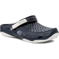 Klapki CROCS - Swiftwater Deck Clog M 203981 Navy/White. Niebieskie klapki męskie Crocs, bez wzorów, ze skóry ekologicznej. W wyprzedaży za 149,00 zł.