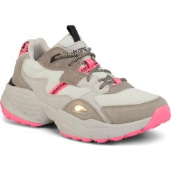 Sneakersy WRANGLER - Iconic 90 Sm WL01650A Grey/Fuxia 705. Szare półbuty damskie Wrangler, bez wzorów, z zamszu, bez obcasa, na płaskiej podeszwie, bez zapięcia. W wyprzedaży za 299,00 zł.