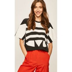 Adidas Originals - T-shirt. Czarne topy damskie adidas Originals, z nadrukiem, z bawełny, z okrągłym kołnierzem. W wyprzedaży za 109,90 zł.