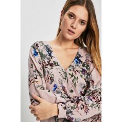 Answear - Koszula Secret Garden. Bluzki damskie ANSWEAR, na co dzień, xs, w kwiaty, z wiskozy, casualowe, bez kołnierzyka, z długim rękawem. W wyprzedaży za 69,90 zł.