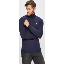 Guess Jeans - Sweter. Niebieskie swetry męskie Guess Jeans, xl, z aplikacjami, z wiskozy, z golfem, bez kaptura. W wyprzedaży za 169,90 zł.