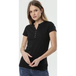 Czarny T-shirt Costanza. Czarne t-shirty damskie Born2be, s, bez wzorów, ze stójką. Za 39,99 zł.