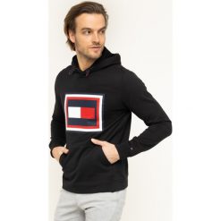 Bluza TOMMY HILFIGER Embossed MW0MW12303. Czarne bluzy męskie TOMMY HILFIGER, xxl, bez wzorów, z bawełny, bez kołnierzyka, bez rękawów, bez kaptura. W wyprzedaży za 369,00 zł.