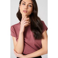 NA-KD Basic T-shirt z surowym wykończeniem - Pink. Różowe t-shirty damskie marki NA-KD Basic, z bawełny. W wyprzedaży za 21,18 zł.