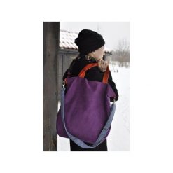 TORBA HOBO XXL - FIOLET, POMARAŃCZ, SZARONIEBIESKI. Fioletowe torebki klasyczne damskie Pracownia 166, w paski, z syntetyku, bez dodatków. Za 148,72 zł.