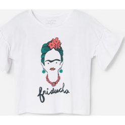 T-shirt z nadrukiem z Fridą Kahlo - Biały. Białe t-shirty damskie Reserved, z nadrukiem, bez kołnierzyka. W wyprzedaży za 15,99 zł.