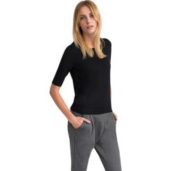 Swetry klasyczne damskie: Sweter „Timia” w kolorze czarnym