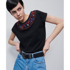 T-shirt z haftowanym wzorem - Czarny. Czarne t-shirty damskie Reserved, xs, z haftami, bez kołnierzyka. W wyprzedaży za 19,99 zł.