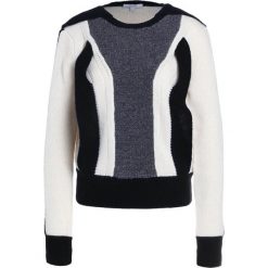 House of Dagmar LILITH TWIST Sweter mixed black/white. Białe bluzy damskie marki House of Dagmar, xl, bez wzorów, z wełny, bez rękawów, bez kaptura. W wyprzedaży za 519,60 zł.