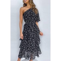 Sukienka ANASIA. Czarne sukienki damskie IVET, na co dzień, bez wzorów, eleganckie, bez kołnierzyka, bez rękawów, proste. W wyprzedaży za 109,00 zł.