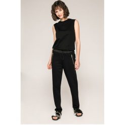 Scotch & Soda - Kombinezon. Czarne kombinezony damskie marki Scotch & Soda, s, z bawełny, z okrągłym kołnierzem, bez rękawów. W wyprzedaży za 449,90 zł.