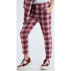 Spodnie chino w kratę - Różowy. Różowe spodnie damskie marki Cropp. Za 89,99 zł.
